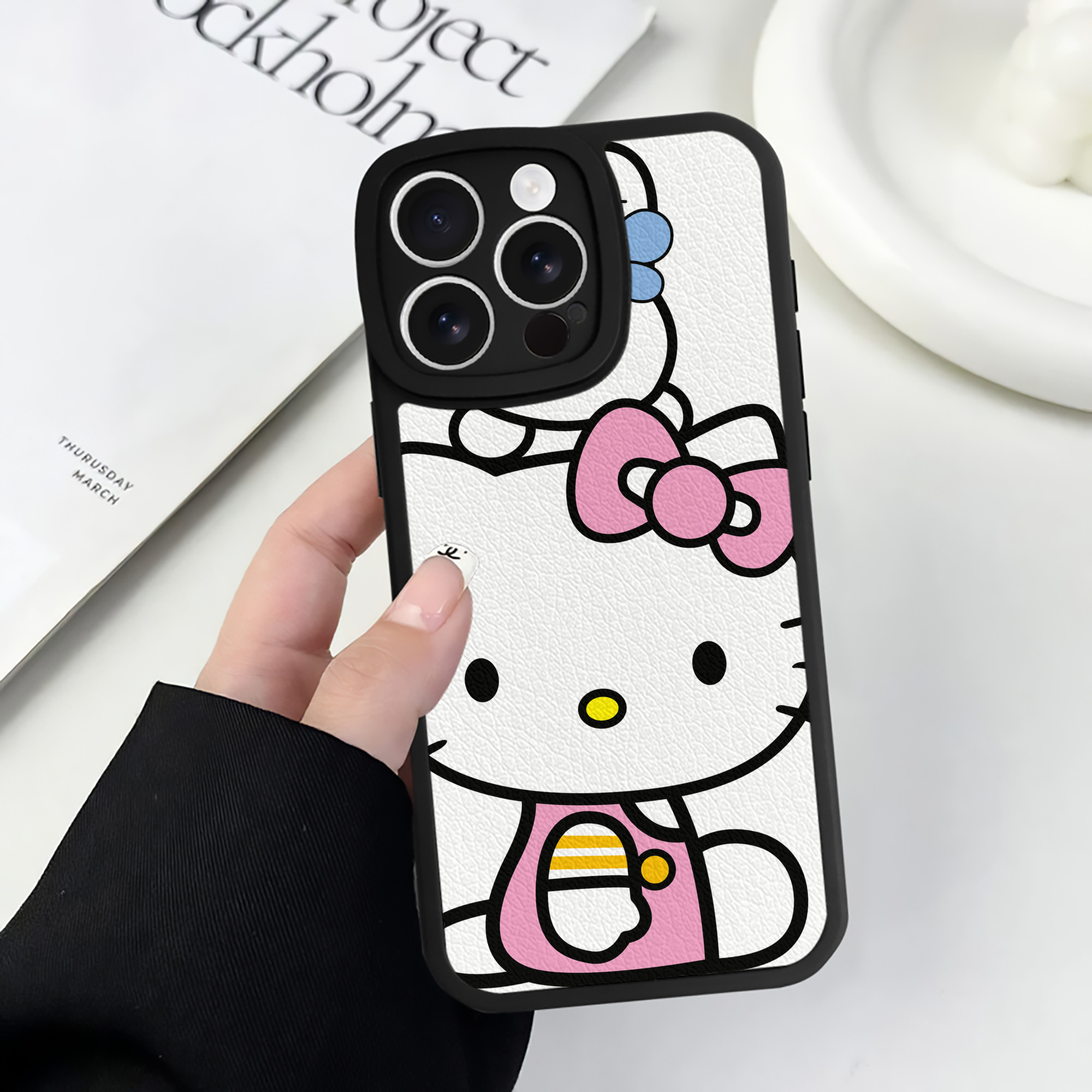 （画像用） Hello Kitty ハローキティ 【iPhone 16シリーズ対応】シリコンスマホケース（レザー調） 材質：シリコン